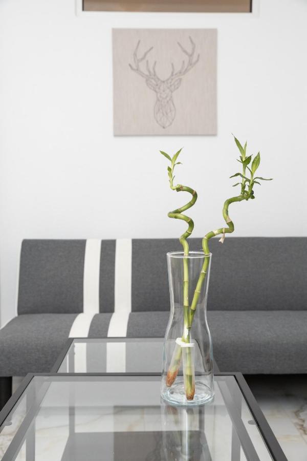 White Lux House In Town Apartment Tesalonika Bagian luar foto